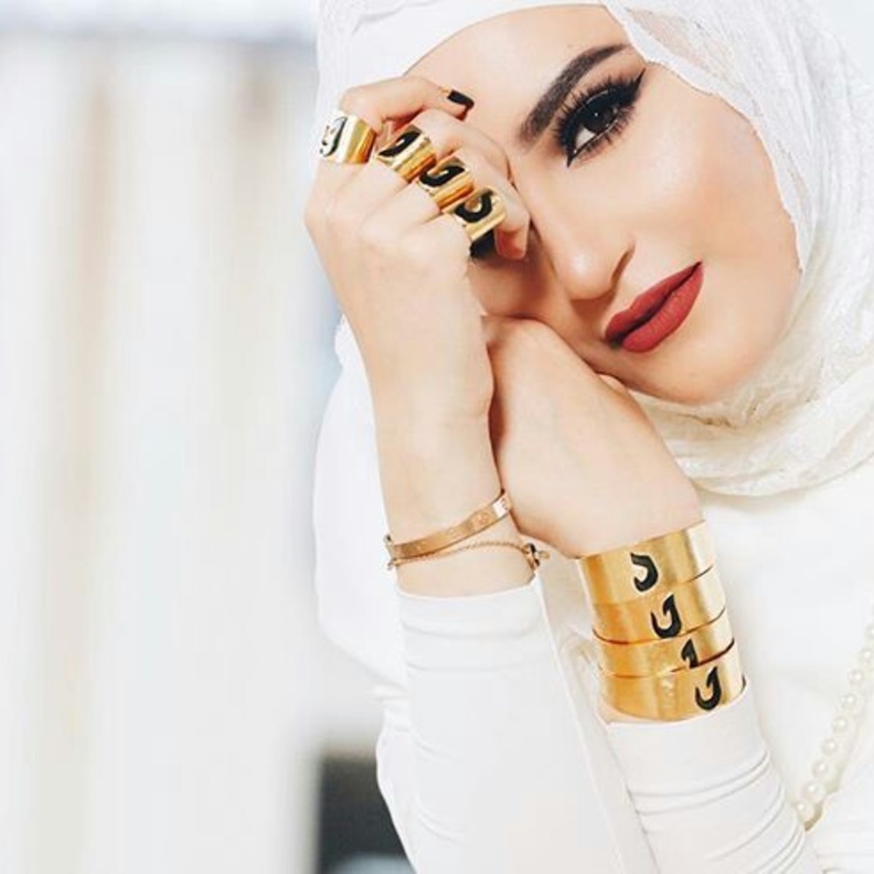 مكياج عيون سموكي مع شفايف بارزة