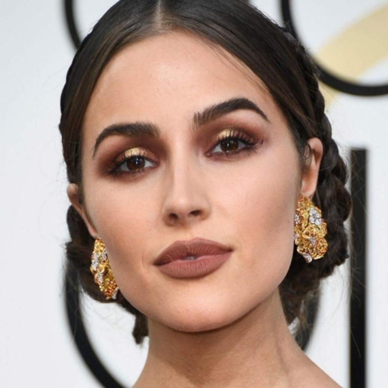 مكياج ناعم وبرونزي استوحيه من أوليفيا كولبو