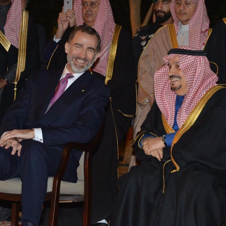 ملك إسبانيا و أمير الرياض خلال زيارة الملك لقصر المربع التاريخي