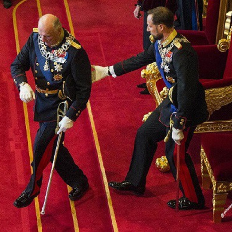 ملك النرويج كاد يسقط داخل البرلمان النرويجي