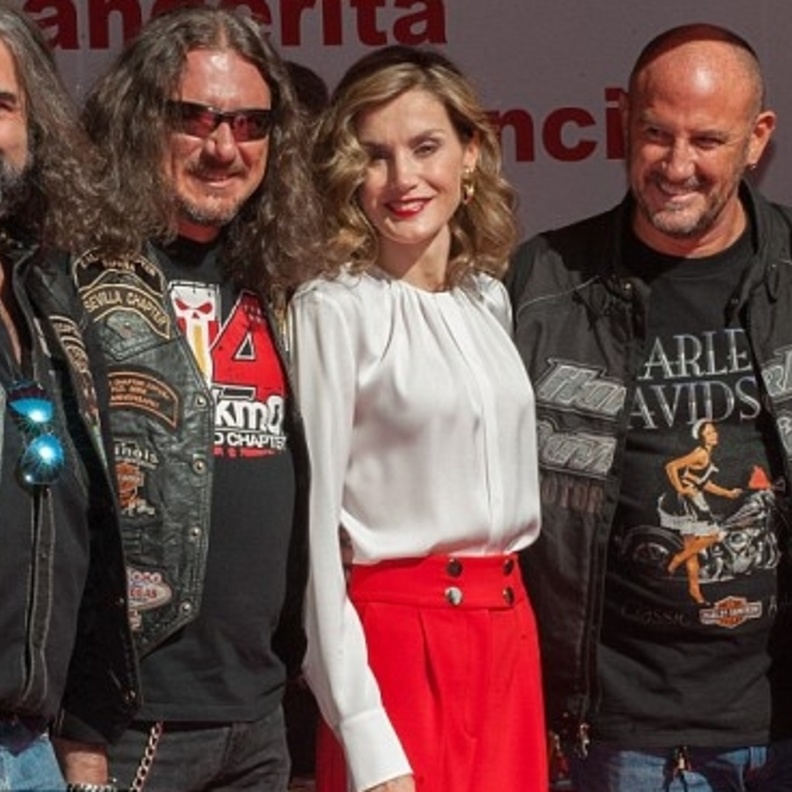 ملكة إسبانيا بكامل أناقاتها وسط دراجين في مدريد