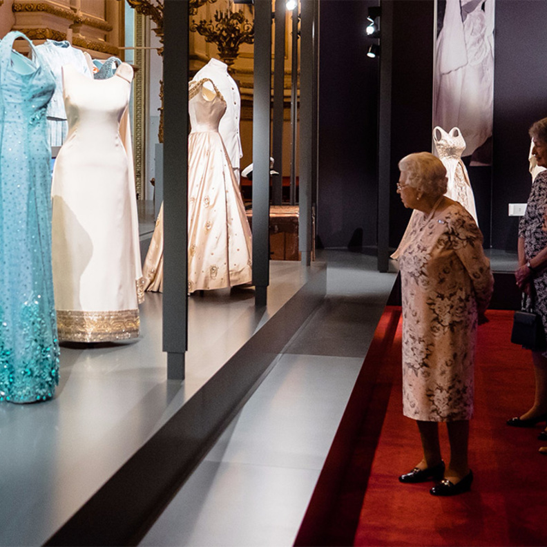 ملكة بريطانيا تحضر معرضا لمجموعة من اشهر فساتينها