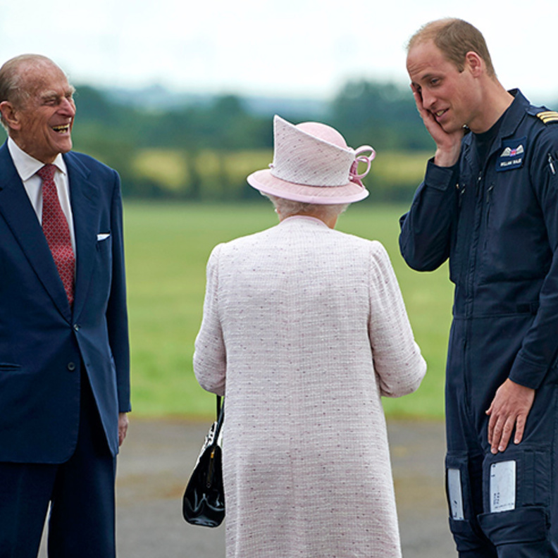 ملكة بريطانيا تزور حفيدها في مقر عمله