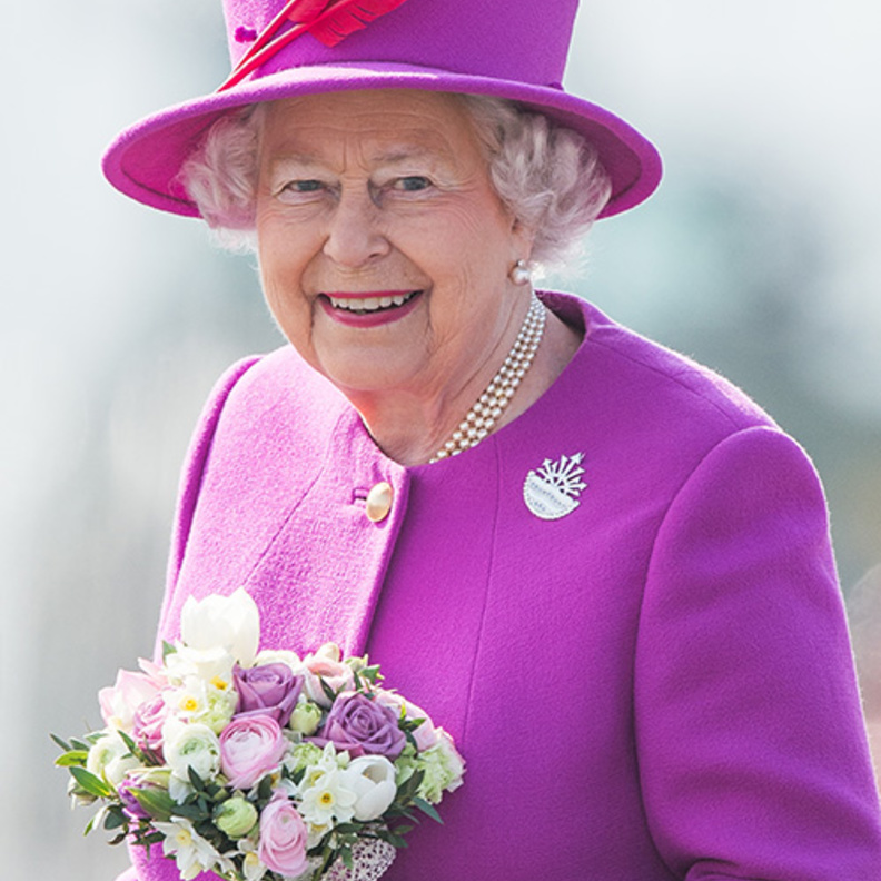 ملكة بريطانيا ظهرت بإطلالة أنيقة