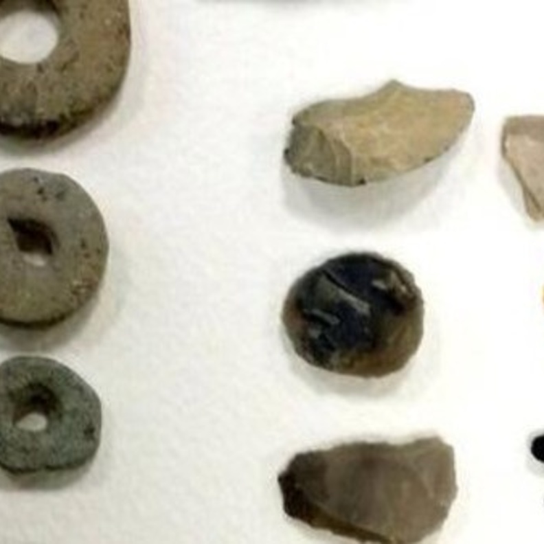 من الاحجار التي جمعتها الطفلة