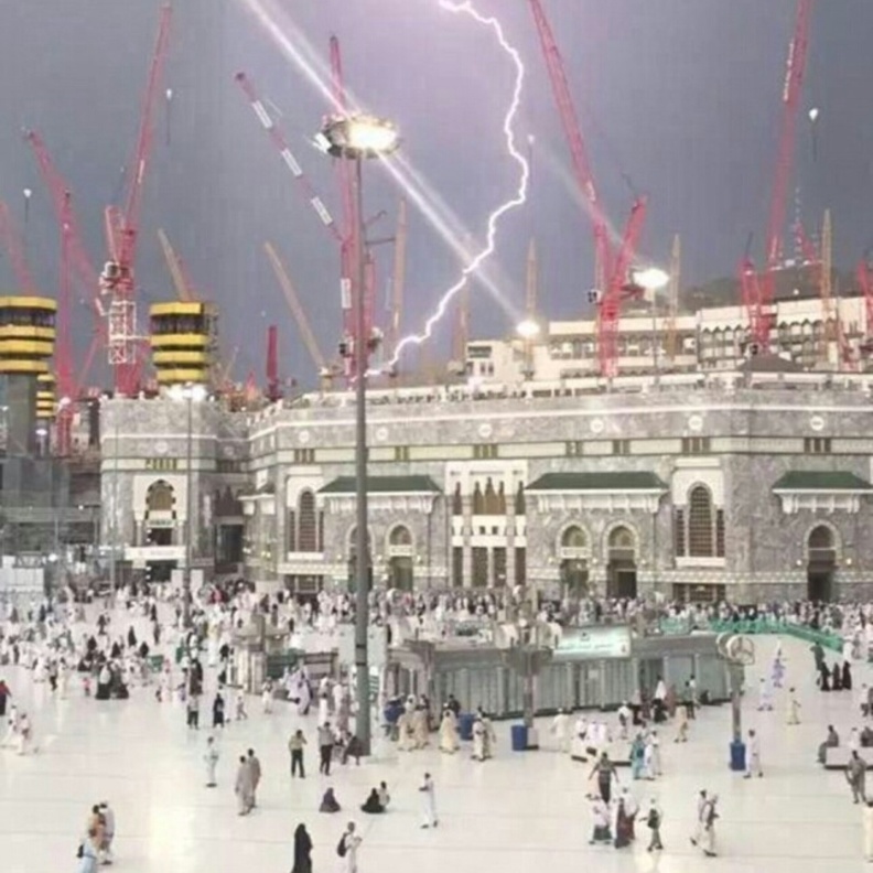 من العواصف الرعدية في مكة