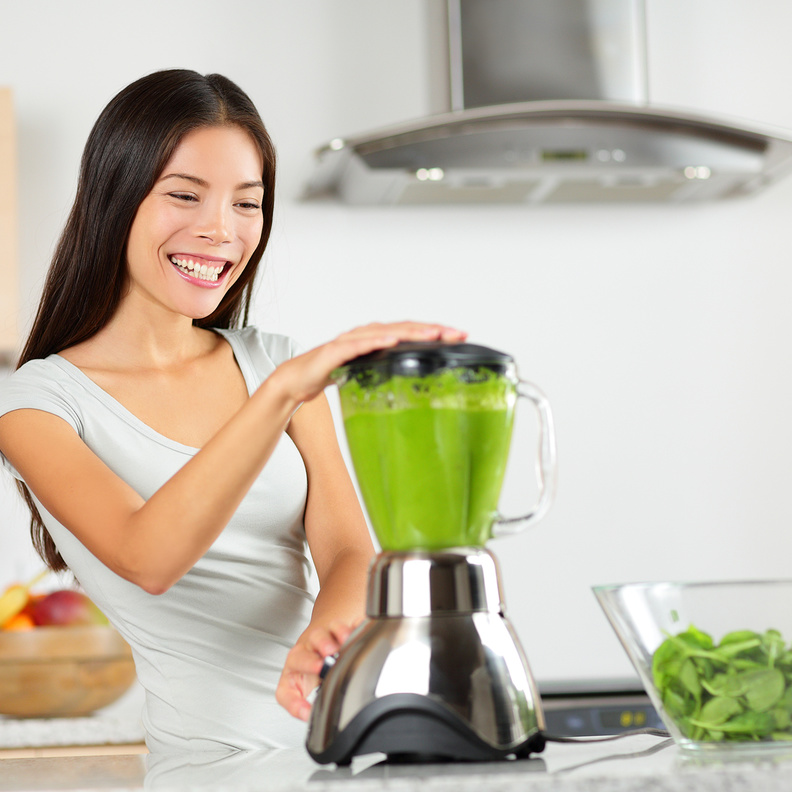 من اهم فوائد عصائر السموثي انها تعمل على تخفيف الوزن و حرق الدهون الزائدة