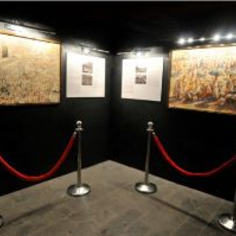 من لوحات المعرض