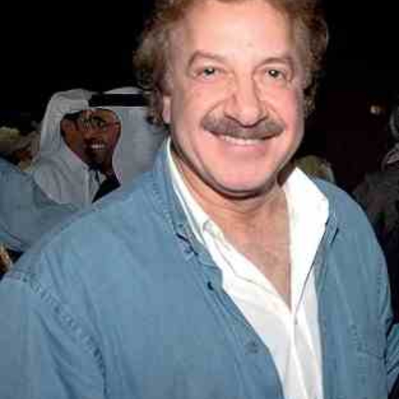 محمد المنصور منهار بعد دفنه زوجته