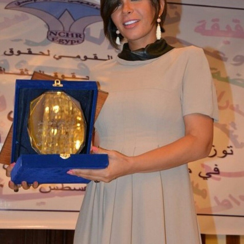 منى زكي تختار فستان يبرز حملها