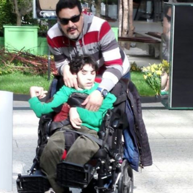 مجدي كامل مع ابنه من ذوي الاحتياجات الخاصة