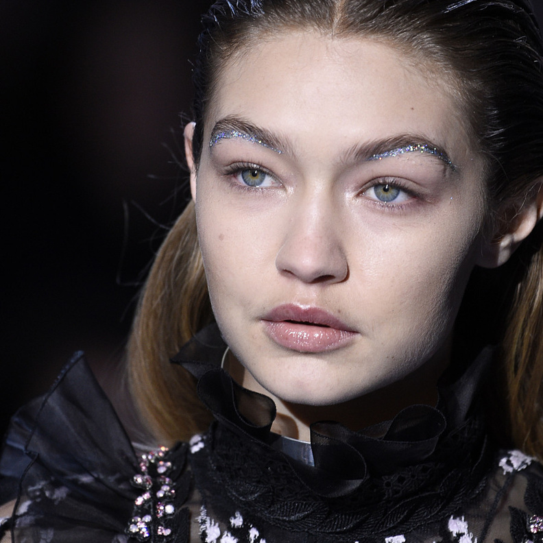 موضة الحواجب المزينة باكسسوارات براقة