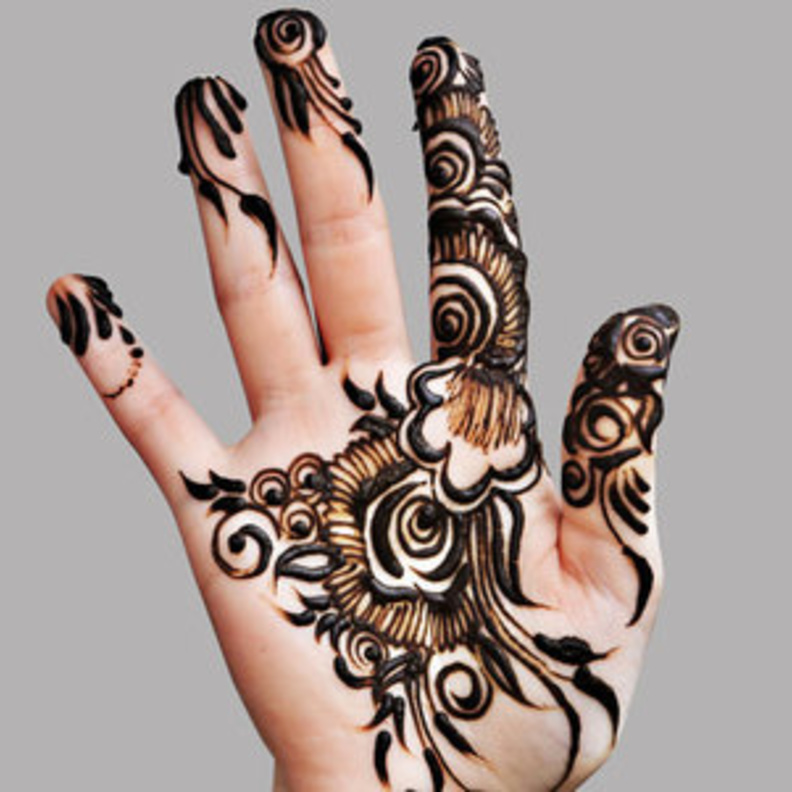 موظفات غائبات عن العمل رغم حضورهن والسبب الحناء