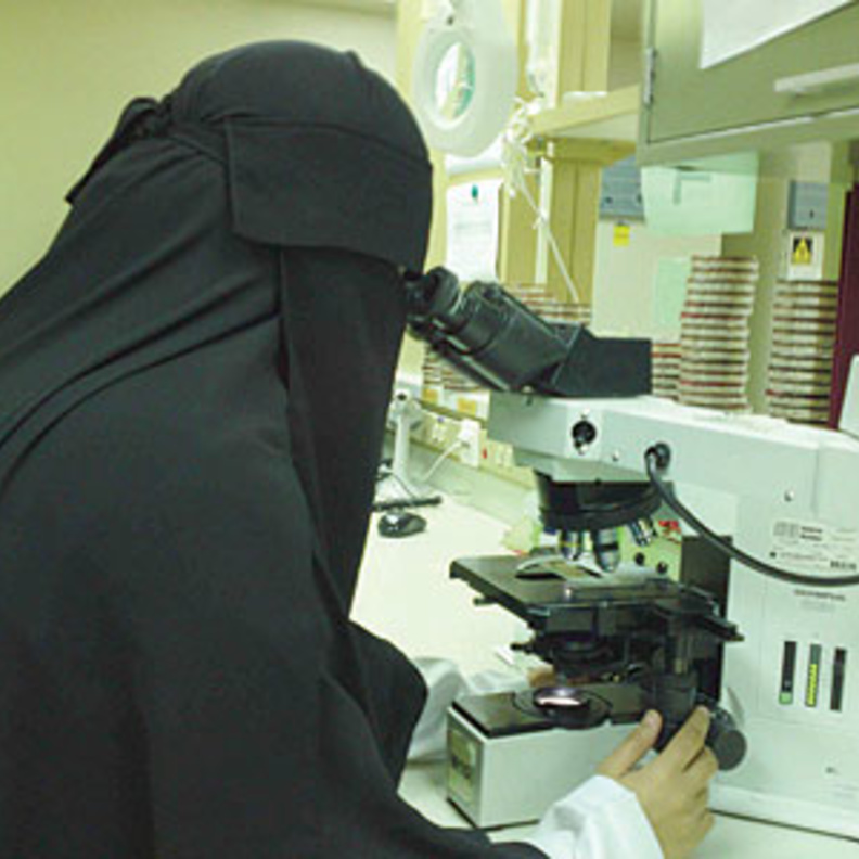  موظفة سعودية في المختبر