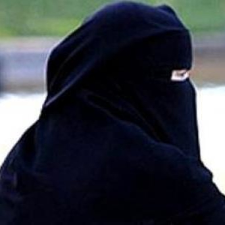 موظفة سعودية