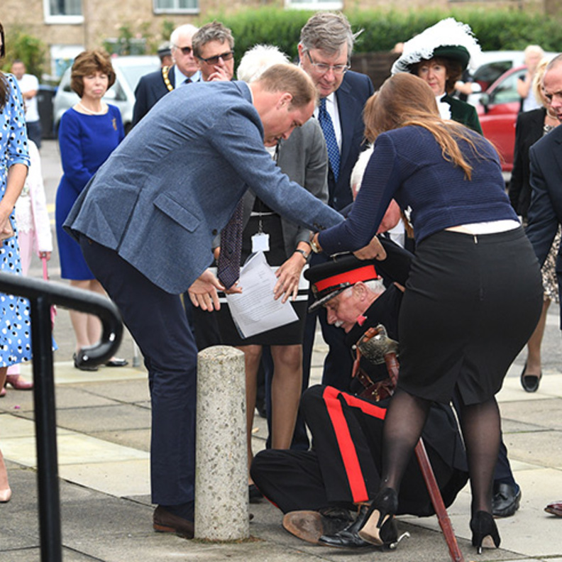 موقف انساني للامير وليام  اثناء مهمة رسمية