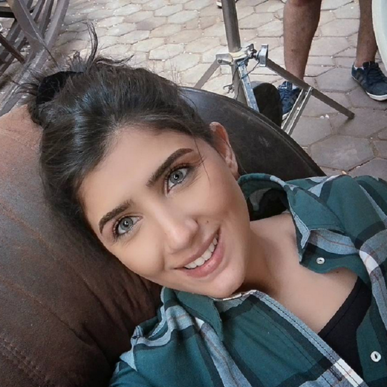 الفنانة مي عمر