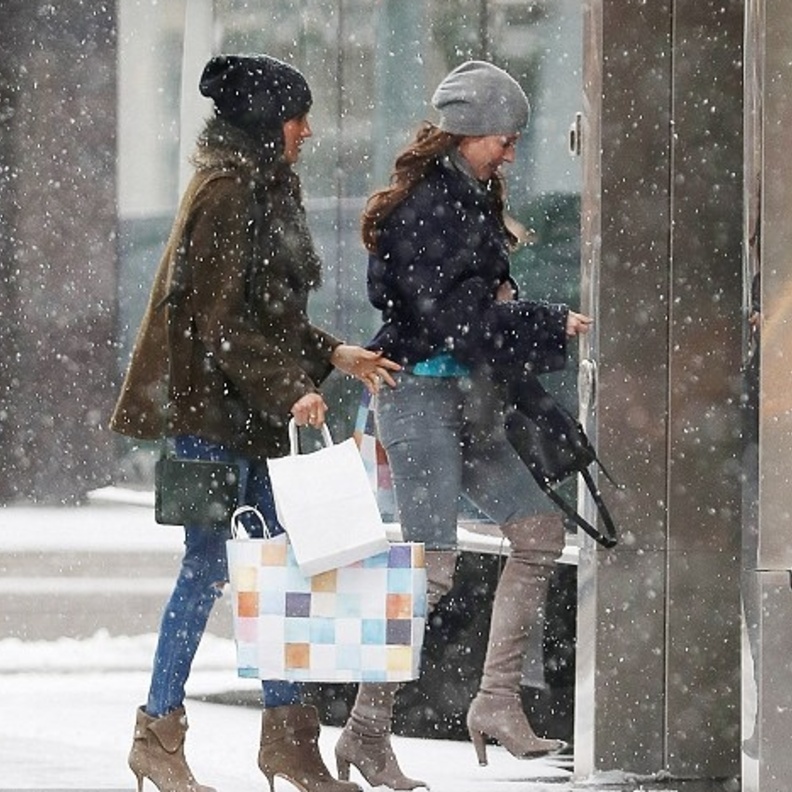 ميجان ماركل اثناء دخولها المتجر
