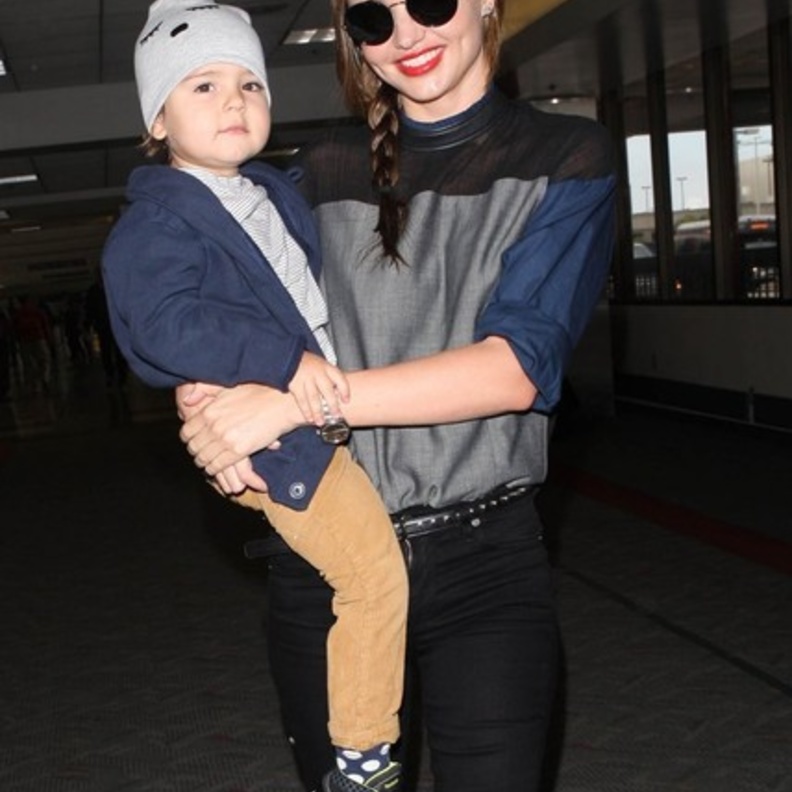 بالصور: ميراندا كير تسافر مع حبيبها الوحيد فلين بلووم