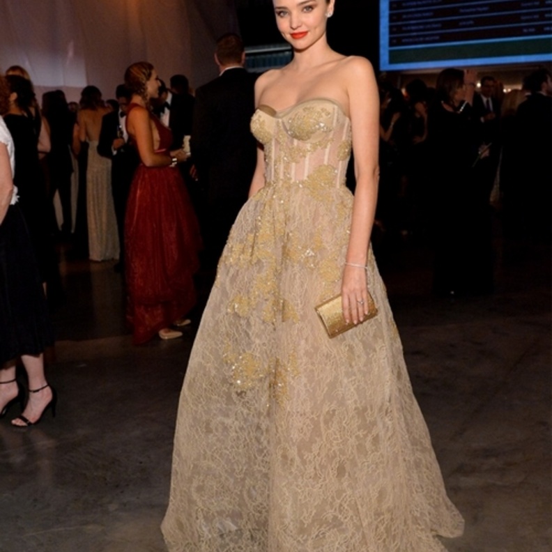 ميرندا كير Miranda Kerr  تختار فستان ذهبي من توتوقيع ريم عكرا Reem Acra