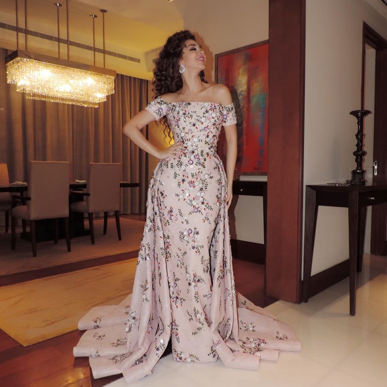 نجوى كرم متألقة بفستان احمر