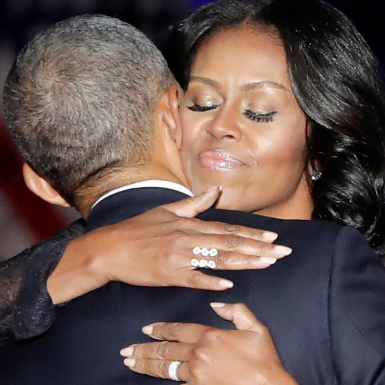 ميشيل تحتضن اوباما بعد الخطاب