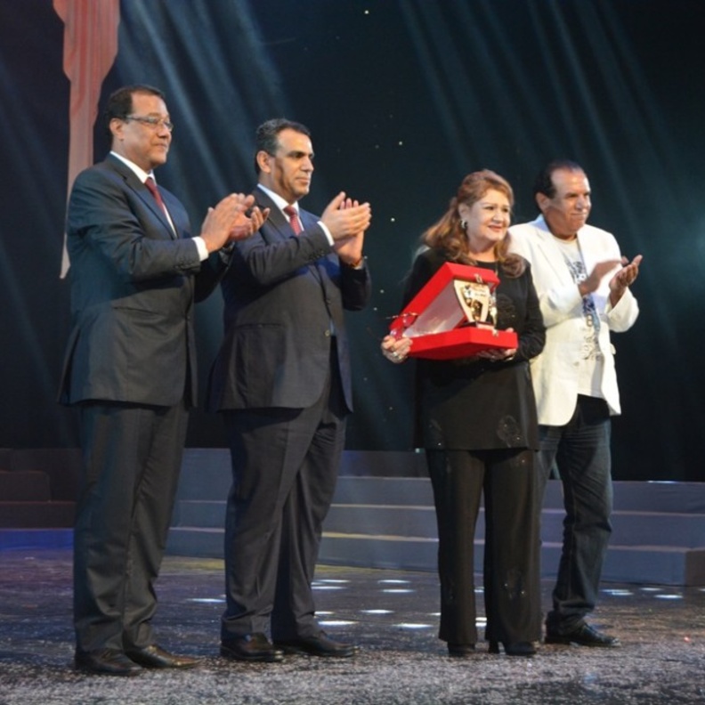  ميمي جمال تتسلم درع تكريم حسن مصطفي