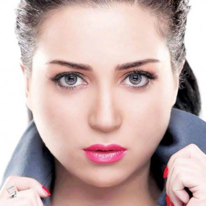 مي عز الدين والنحافة بادية على ملامحها