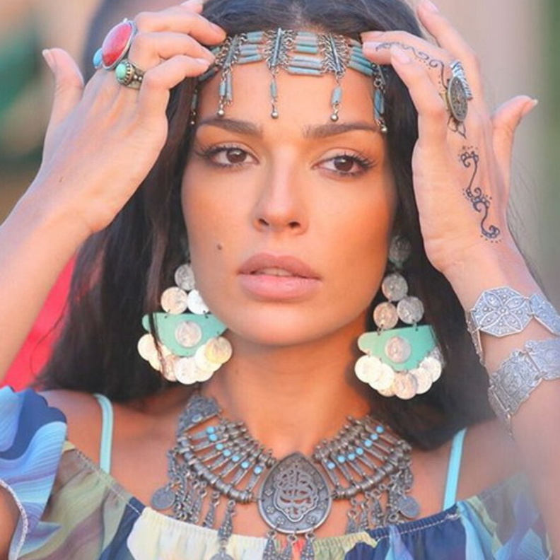 نادين نسيب نجيم سعيدة بتعلم ابنتها الكتابة