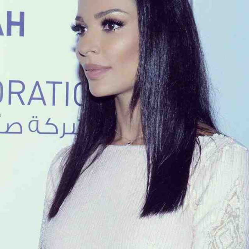 نادين نجيم تصدم جمهورها بتدخين الشيشة!