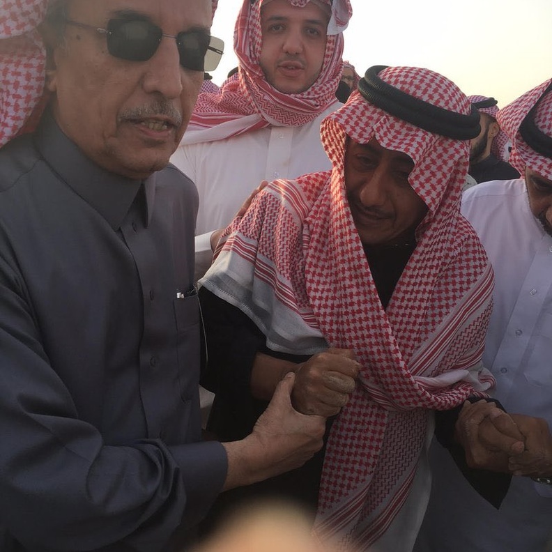 ناصر القصبي يبكي في جنازة أبيه