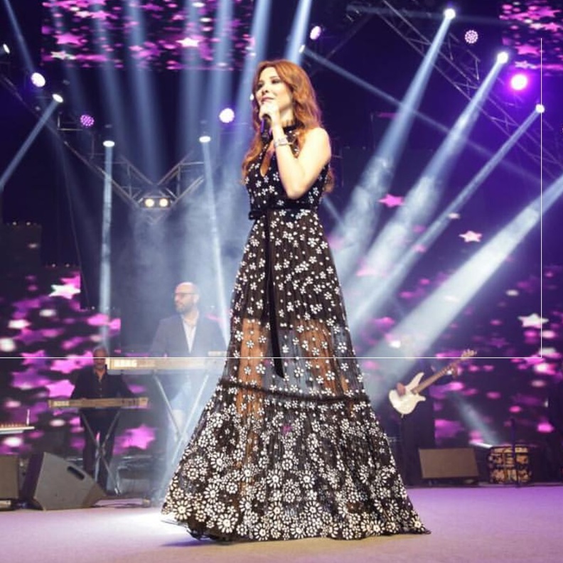 نانسي عجرم بفستان أسود مع أقمشة الموسلين الشفافة وتفاصيل نقشات الورود البيضاء