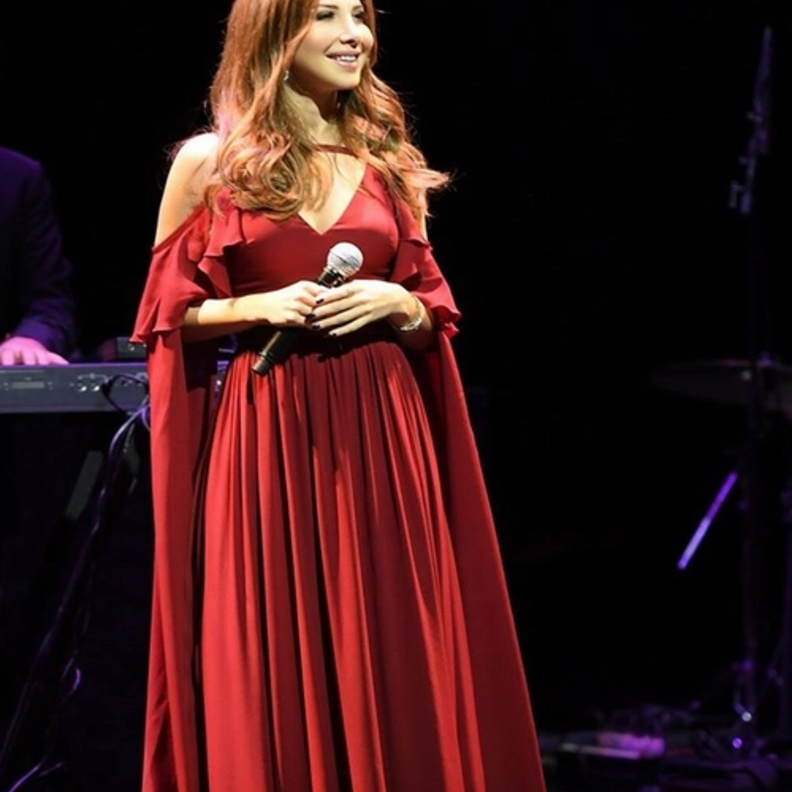 نانسي عجرم ترتدي من توقيع المصمم اللبناني العالمي ايلي صعب Elie Saab