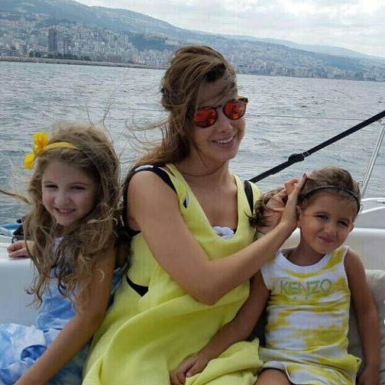 نانسي عجرم تشارك ابنتيها احد النشاطات الانسانية