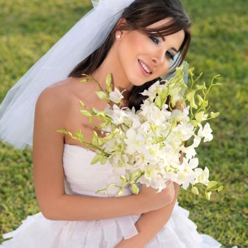 نانسي عجرم واقراط الماس الصغيرة