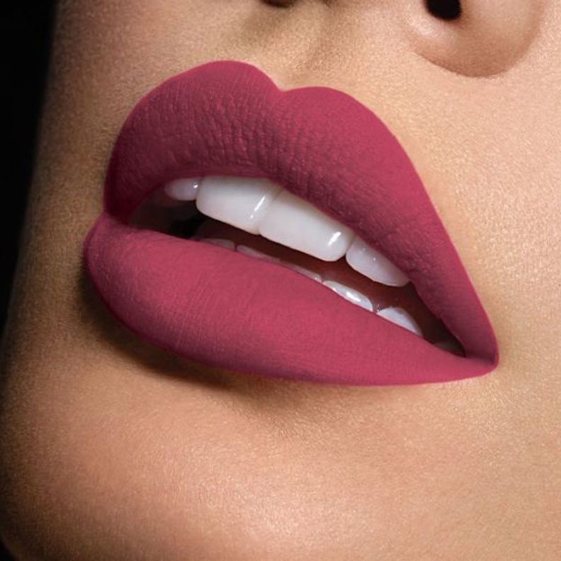 نتيجة أحمر الشفاه المطفي الجذابة