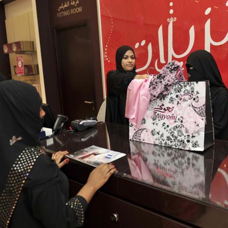 نجاح تأنيث محلات الملابس النسائية