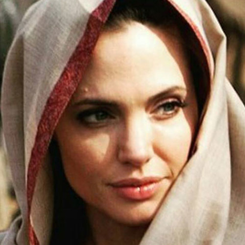  انجلينا مع أطفال اللاجئين