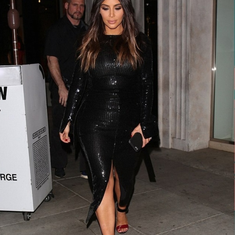 ترتدي معطف من موسكينو