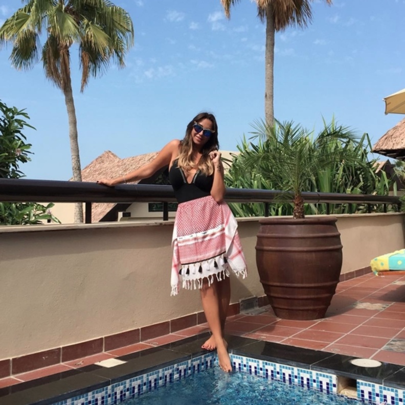 نسقت جويل بين تنورة متوسطة الطول مع توب باللون الأسود