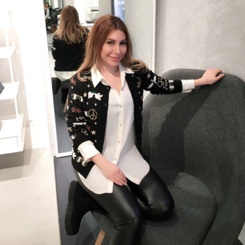 نسقت يارا البنطلون الجلدي بطريقة مميزة