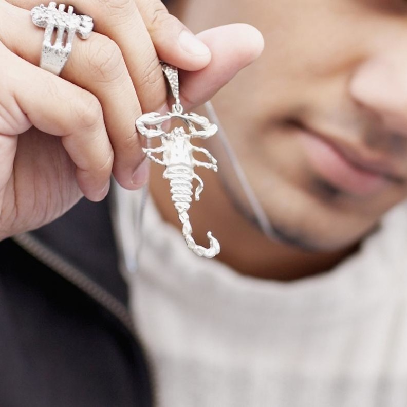 نصائح لإثارة إعجاب رجل العقرب