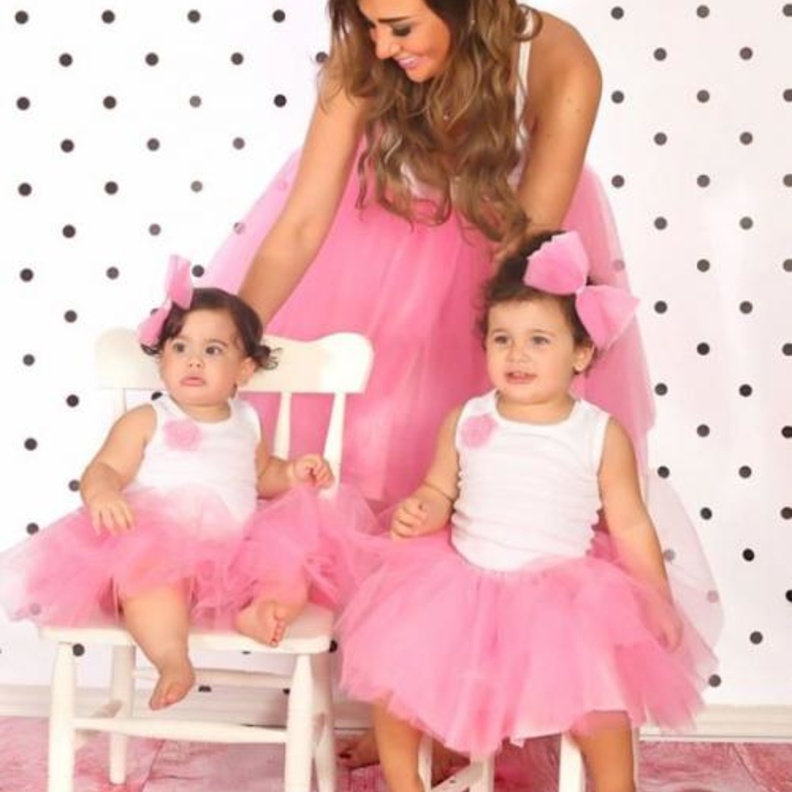 يارا نعوم مع ابنتيها تمارا وسيلين