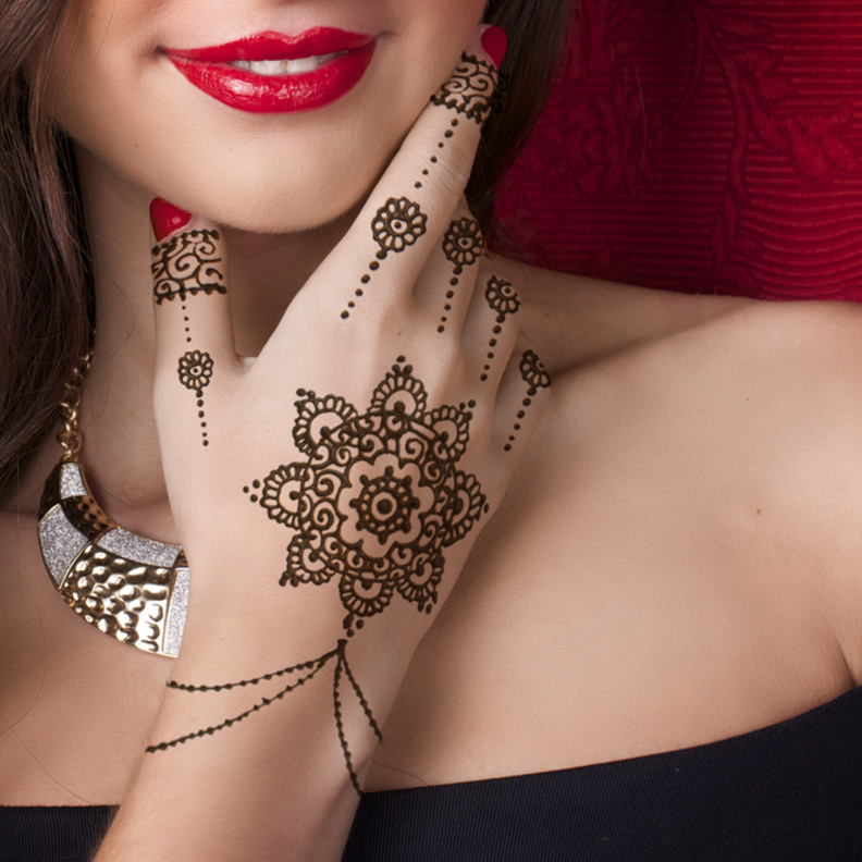 نقش حناء ناعم لعروس الموسم