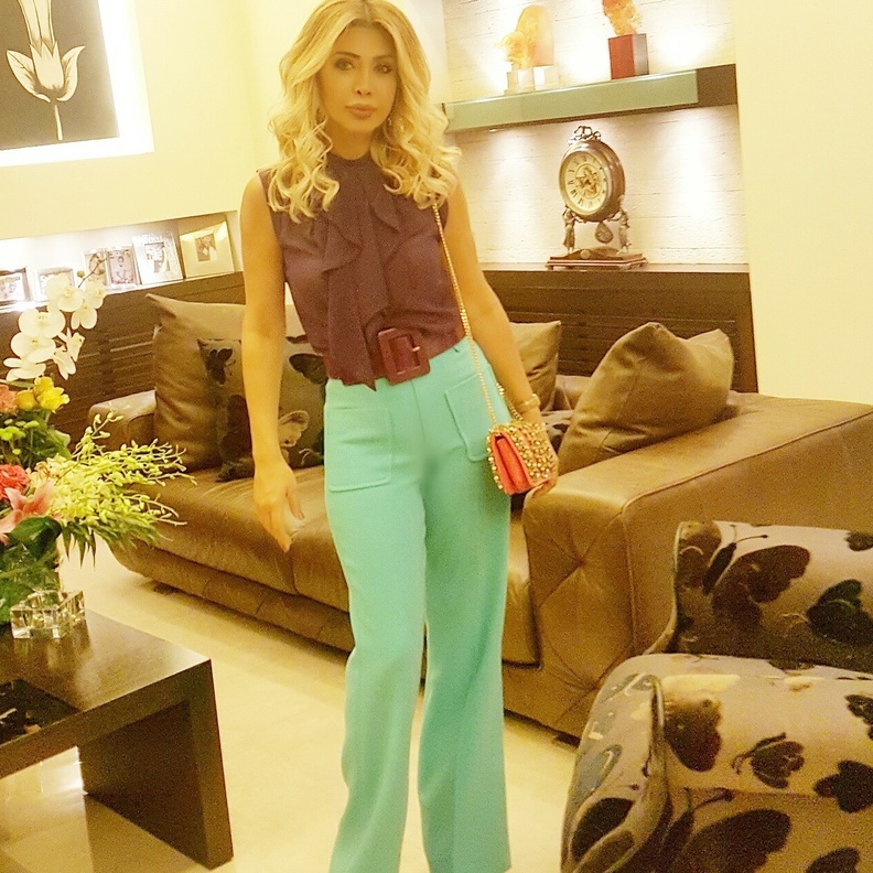 نوال الزغبي في قميص جينز وبنطلون بني
