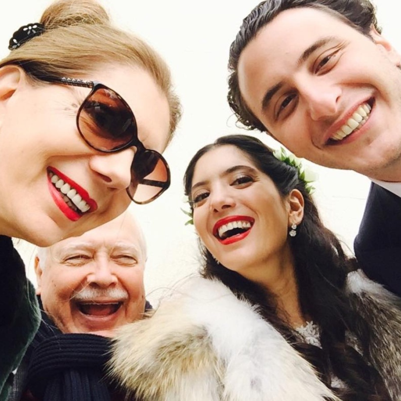 نور مع خطيبها ووالداها