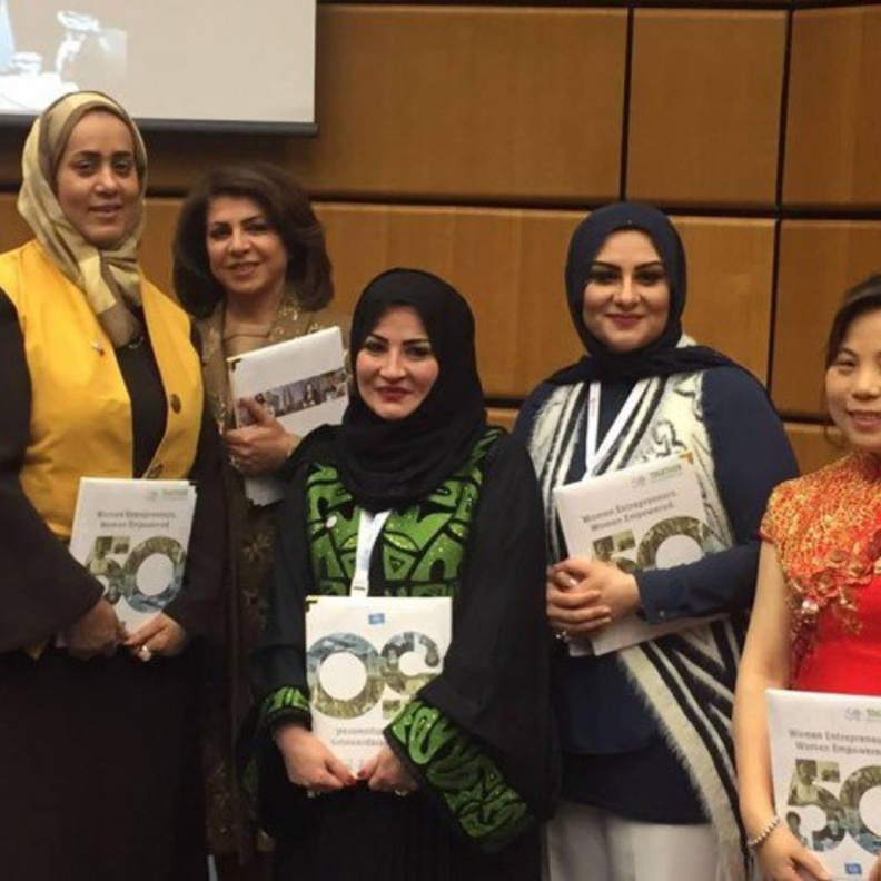 نورة الشعبان مع عدد من المكرمات في الاحتفالية