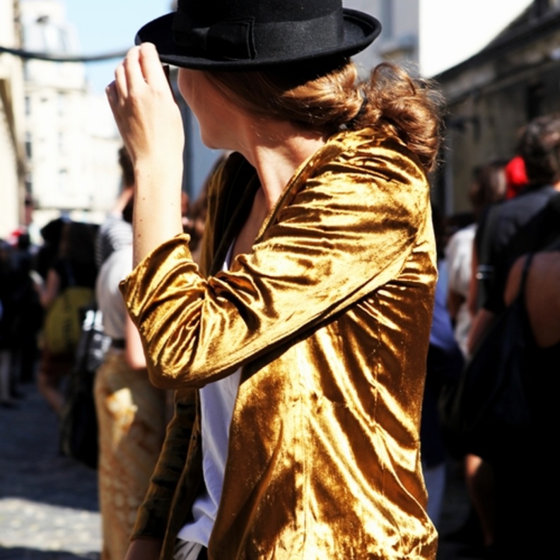 نوعي بإرتداء المخمل واشتري جاكيت مخمل باللون الذهبي