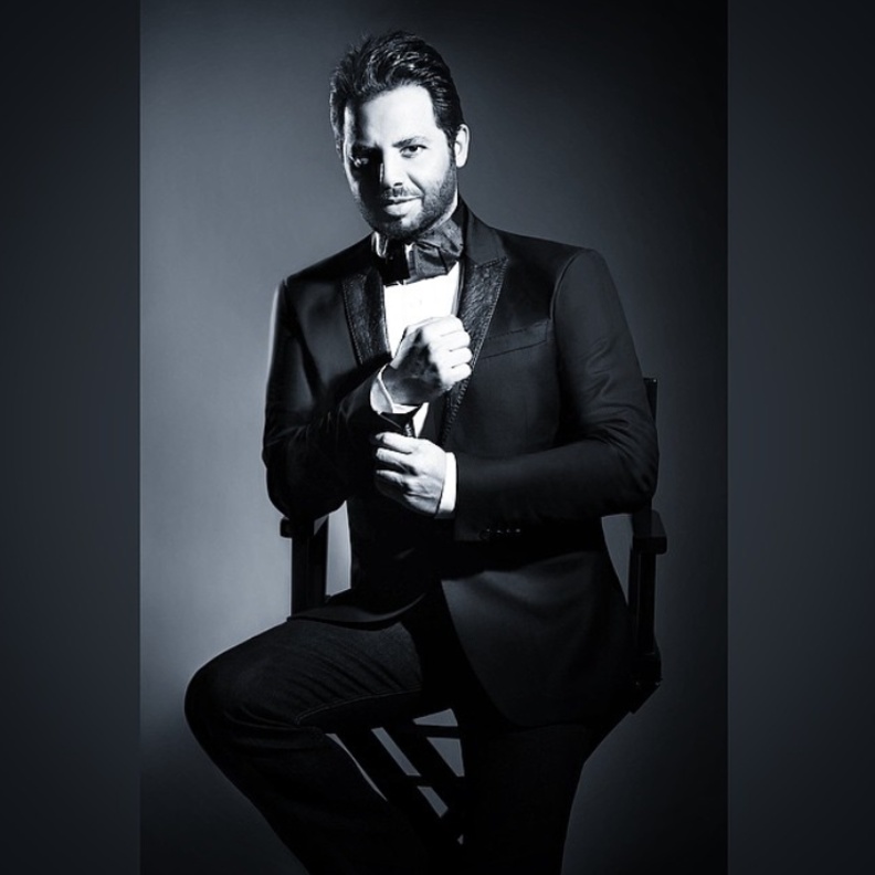 نيشان في توكسيدو سوداء