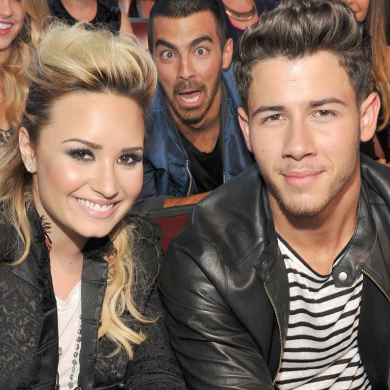 نيك جوناس يلجأ دائما لصديقته ديمي